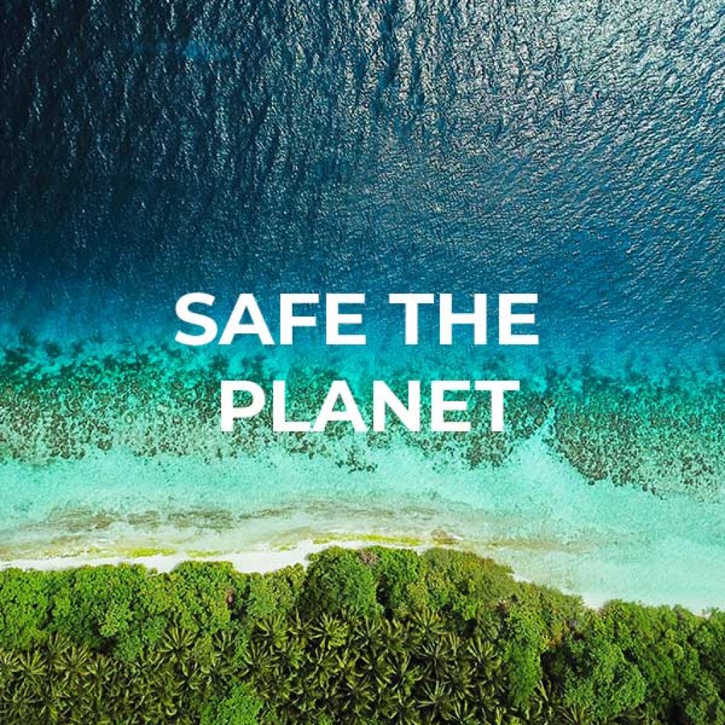 Schriftzug: safe the planet Strand von oben mit Drone