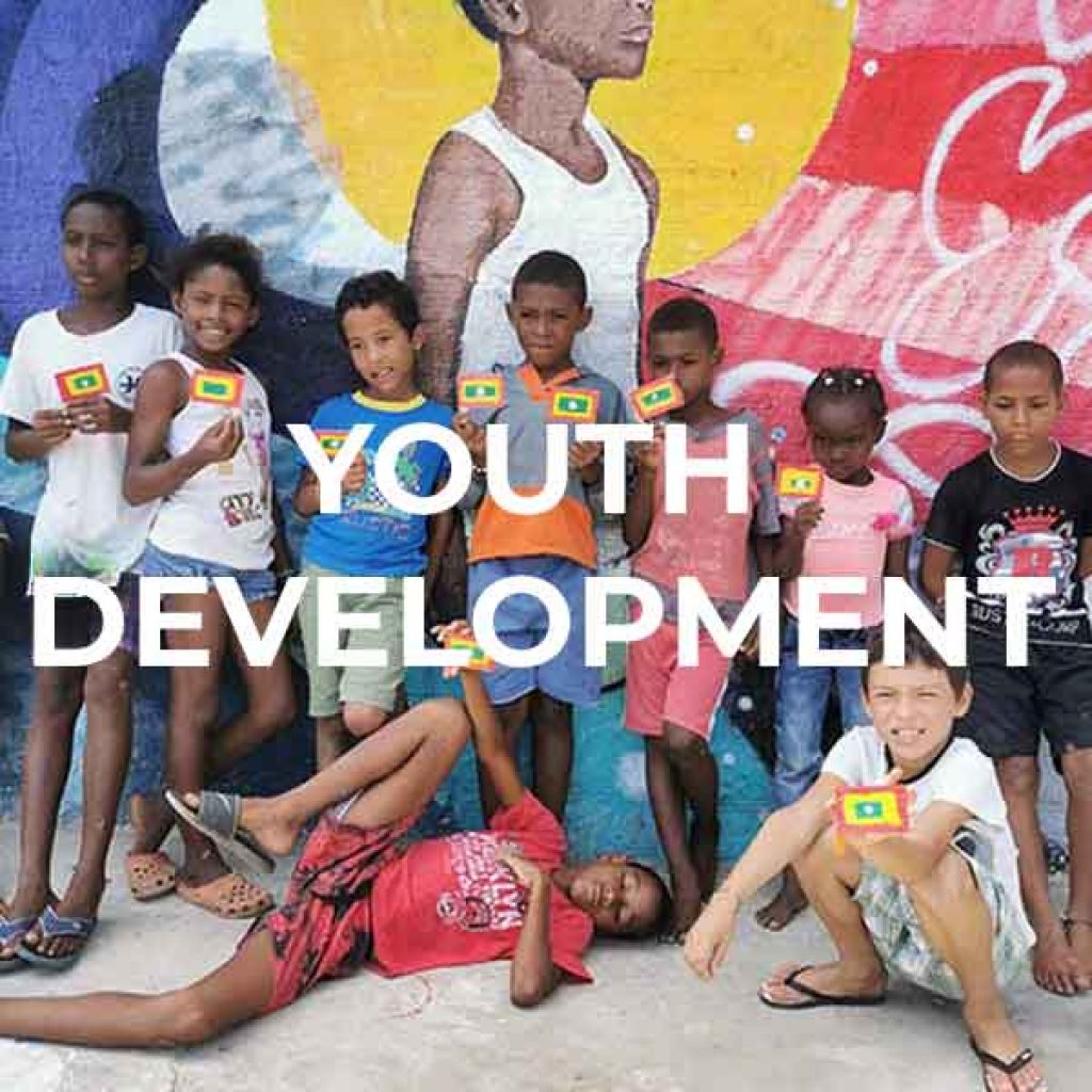 Schriftzug: youth development Gruppe Kinder hält Flagge